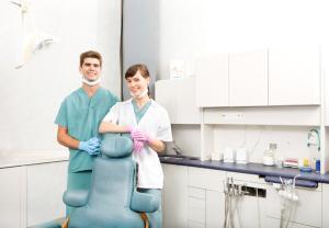 Certificado en Asistente de dentista / Certificate of Dental Assistant.