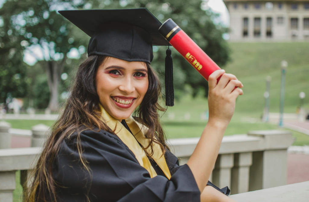 ViveCanada | Cambiar de universidad o escuela en Canadá podría exigir nuevo Study Permit cada vez