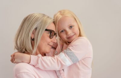 Abuela abraza a su nieta