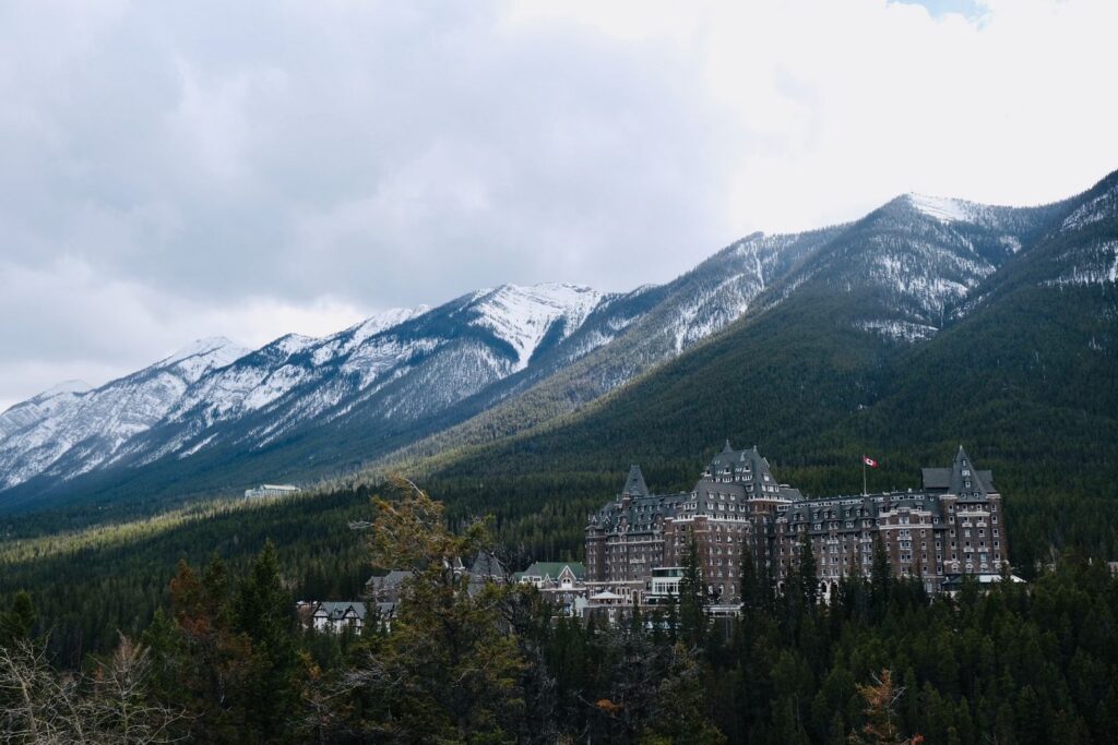 Banff, Alberta, entre montañas nevadas