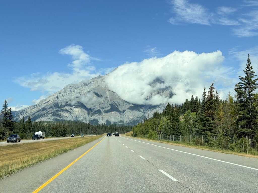 Carretera hacia las Montañas Rocosas canadienses
