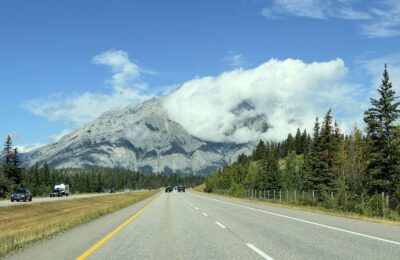 Carretera hacia las Montañas Rocosas canadienses