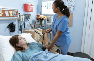 Enfermera atiende a una paciente en el hospital