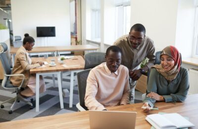 Equipo de trabajo diverso en una oficina
