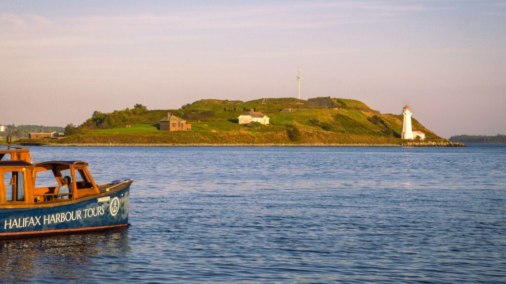 Faro de Georges Island en Halifax, Nueva Escocia