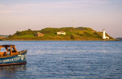 Faro de Georges Island en Halifax, Nueva Escocia