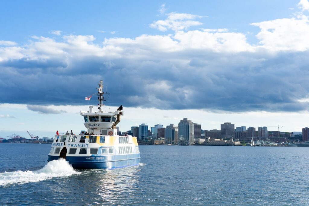 Ferry cruzando el puerto de Halifax