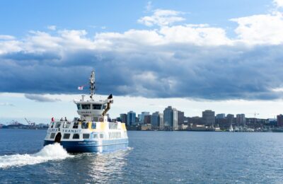 Ferry cruzando el puerto de Halifax