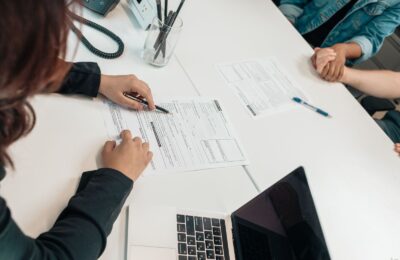 Firma de documentos en una oficina