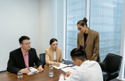 Gerente dirige una reunión de equipo