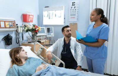Médico y enfermera atienden a una paciente