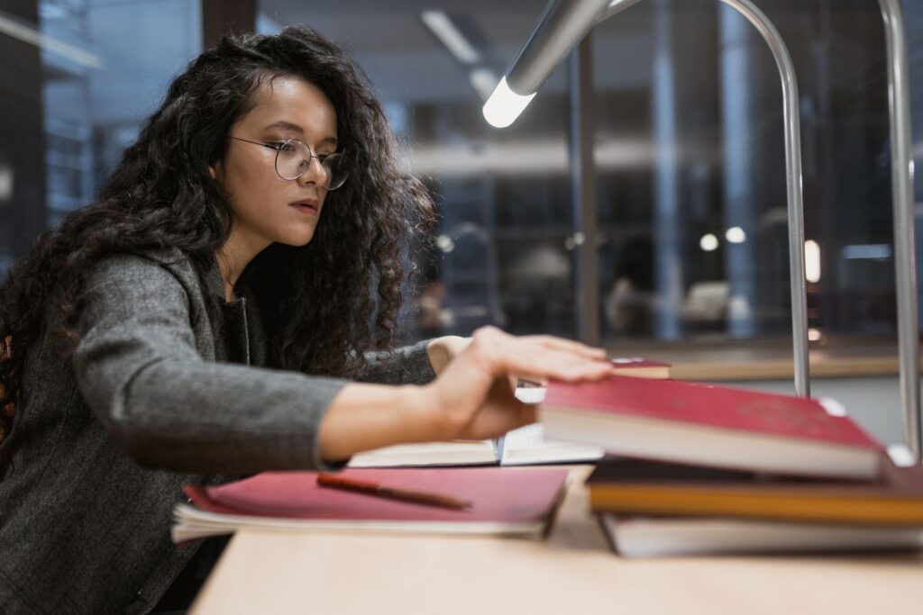 Mujer estudia de noche después del trabajo