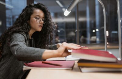 Mujer estudia de noche después del trabajo