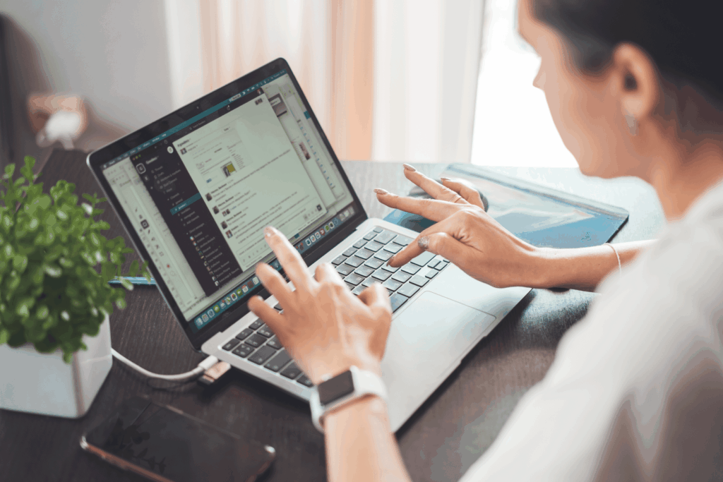 Mujer llena una solicitud en su laptop