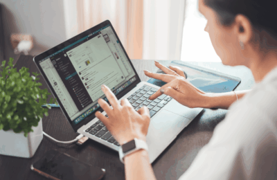 Mujer llena una solicitud en su laptop