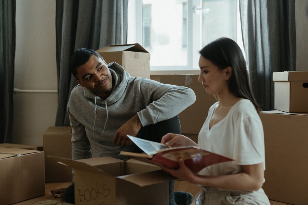 Pareja desempaca cajas en su nuevo hogar