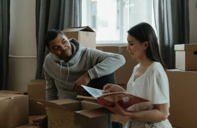 Pareja desempaca cajas en su nuevo hogar