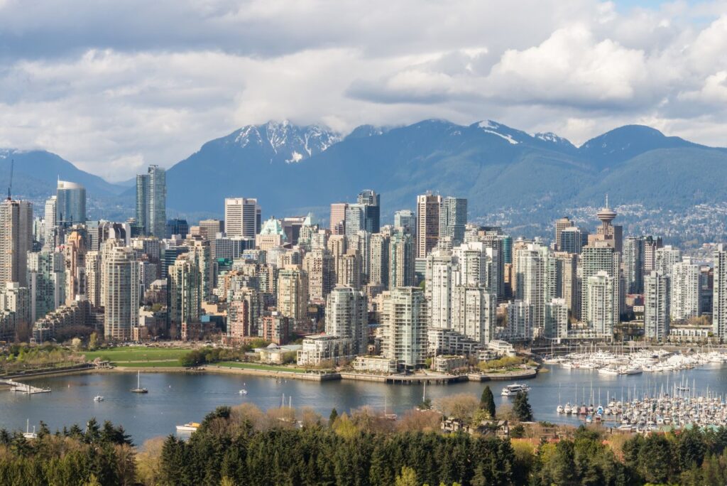Vancouver con las montañas al fondo