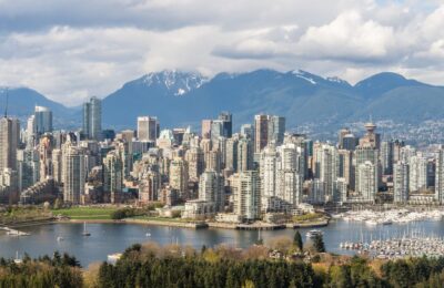 Vancouver con las montañas al fondo