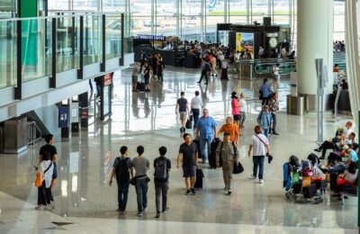 Viajeros en la terminal del aeropuerto