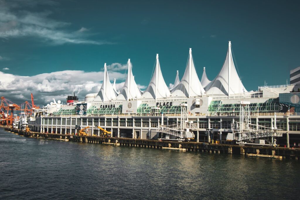 Canada Place y el puerto de Vancouver en un día soleado