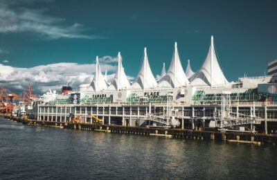Canada Place y el puerto de Vancouver en un día soleado